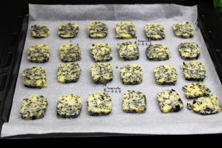 烤盘垫上硅油纸，均匀把饼干胚放入烤盘。