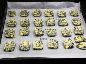 烤盘垫上硅油纸，均匀把饼干胚放入烤盘。