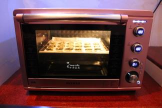 烤箱预热，180度，中层、上下火、16分钟。烤好后取出，放凉即可食用，非常香，喜欢吃咸味饼干的不要错过。