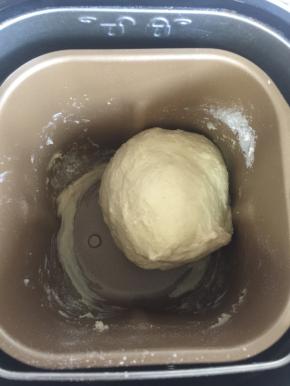 启动面包机揉面程序，揉面10分钟揉成光滑的面团。