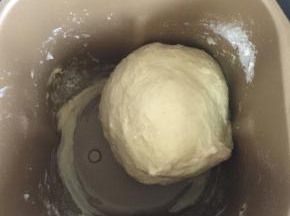 启动面包机揉面程序，揉面10分钟揉成光滑的面团。