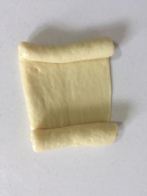 上下都向中间卷起。
