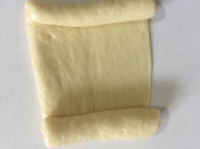 上下都向中间卷起。
