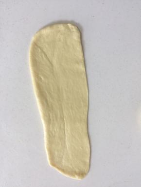 擀成牛舌形。