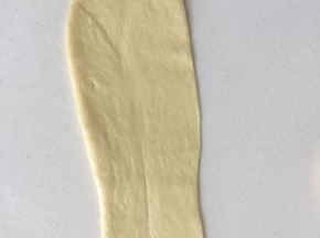 擀成牛舌形。