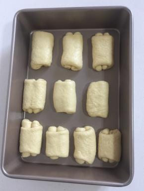 翻过来放入烤盘中，依次将所有的面团都做好放入烤盘。