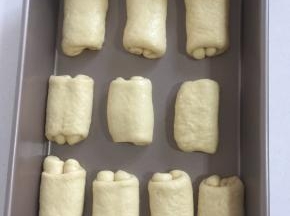 翻过来放入烤盘中，依次将所有的面团都做好放入烤盘。