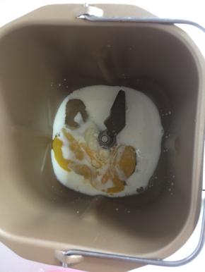 面包桶中放入盐3克，细砂糖45克，鸡蛋一个（约50克），牛奶30克。（鸡蛋的个头有大有小，鸡蛋和牛奶的总量加起来是80克哦！）