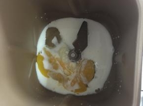 面包桶中放入盐3克，细砂糖45克，鸡蛋一个（约50克），牛奶30克。（鸡蛋的个头有大有小，鸡蛋和牛奶的总量加起来是80克哦！）