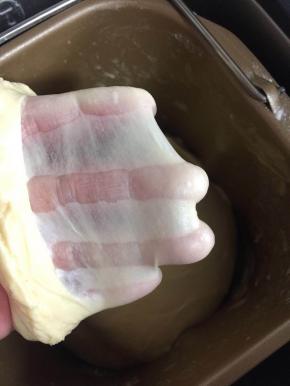 搅拌至面团可以拉出具有韧性的漂亮的手套薄膜。