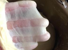 搅拌至面团可以拉出具有韧性的漂亮的手套薄膜。