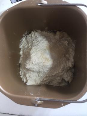 放入高粉100克和耐高糖酵母1克。
