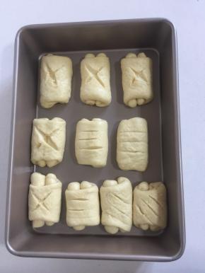 用锋利的刀片割口，放入烤箱上部，底部放一盘热水，最后发酵约45分钟。（记得随时观察面团发酵的状态哦）