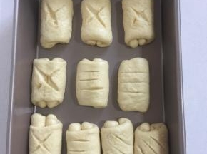 用锋利的刀片割口，放入烤箱上部，底部放一盘热水，最后发酵约45分钟。（记得随时观察面团发酵的状态哦）