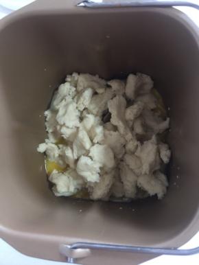 把发酵好的中种面团揪成小块儿放入面包桶中。（也可以直接用剪刀把面团剪成小块儿，总之怎么方便操作，怎么来，随你喜欢哦！）