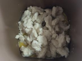 把发酵好的中种面团揪成小块儿放入面包桶中。（也可以直接用剪刀把面团剪成小块儿，总之怎么方便操作，怎么来，随你喜欢哦！）