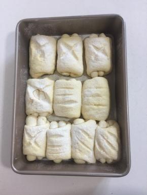 发好的面团取出，表面筛上一层高粉，烤箱上下管180度预热10分钟。