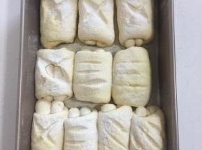 发好的面团取出，表面筛上一层高粉，烤箱上下管180度预热10分钟。