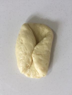 左右各向中间三分之一处对折。