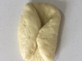 左右各向中间三分之一处对折。