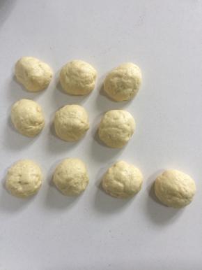 分割成10个小面团，每个约为62克，滚圆，盖保鲜膜松弛10分钟。