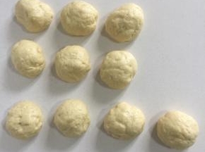 分割成10个小面团，每个约为62克，滚圆，盖保鲜膜松弛10分钟。