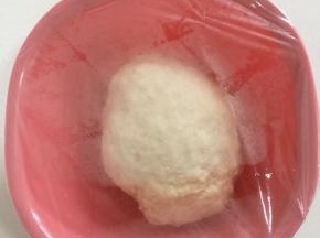 中种面团全部材料混合均匀，揉成光滑的面团，放入大盆盖保鲜膜室温发酵至3倍大。