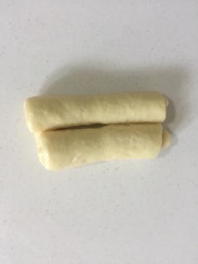 卷到中心位置连接起来。