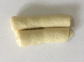 卷到中心位置连接起来。