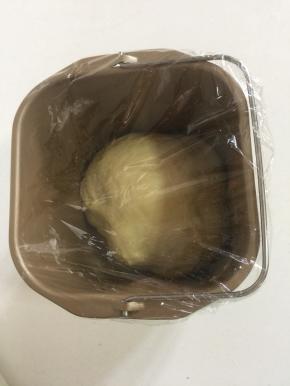 将面团收圆，盖保鲜膜室温醒发松弛约30分钟（天气热的时候适当缩短时间）。不需要发酵至几倍大哦！
