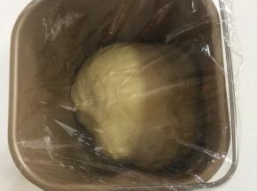 将面团收圆，盖保鲜膜室温醒发松弛约30分钟（天气热的时候适当缩短时间）。不需要发酵至几倍大哦！
