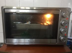 将烤盘放入烤箱，并将温度调整至上管165度，下管160度，烤约20分钟，注意观察，表面上色后加盖锡纸。温度和时间根据自家烤箱调整。