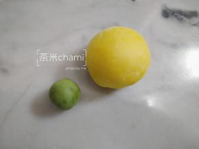 主材料拌匀，揉成光滑面团。分出10克的面团揉入菠菜粉，剩下的面团揉入南瓜粉。