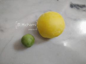 主材料拌匀，揉成光滑面团。分出10克的面团揉入菠菜粉，剩下的面团揉入南瓜粉。