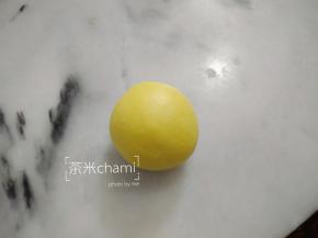 南瓜面团平均分成每个35克的剂子，排气，收圆。