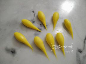 每一小块搓成水滴状。