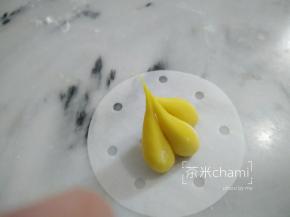 每一个水滴抹点点油。主要是防止每个水滴发酵后，粘连在一块。