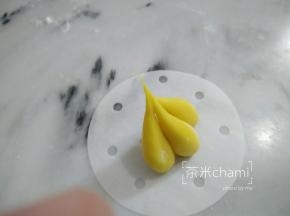 每一个水滴抹点点油。主要是防止每个水滴发酵后，粘连在一块。