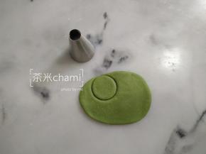 菠菜面团擀平后，用模具压出小圆。