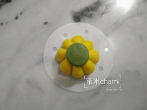 把绿小圆粘水贴在南瓜上面。