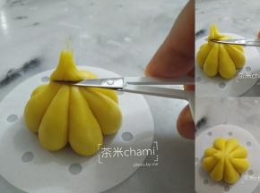 排好后，用小剪刀把尖尖的头部剪掉。如图