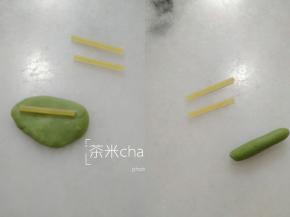 取半根意面，折到合适当瓜蒂的长度，菠菜面团擀薄后，用裹住。用意面来支撑是防止蒸熟后倒塌了。