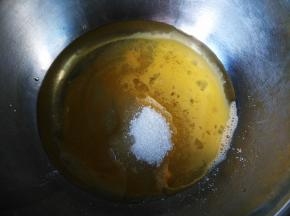 将玉米油、白糖和蛋液混合
