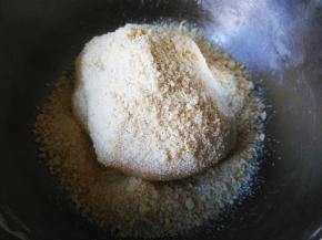 花生搅碎，加入面团中