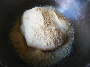 花生搅碎，加入面团中