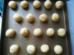 将面团分成每个25克的小剂子，搓圆