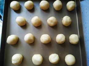 将面团分成每个25克的小剂子，搓圆