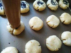 在表面抹蛋液，粘黑芝麻