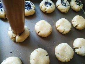 在表面抹蛋液，粘黑芝麻