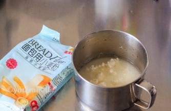 先制作汤种，金龙鱼面包用小麦粉加入清水搅拌至无颗粒即可。